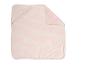 Couverture de bébé rayée rose et blanche avec un coin plié