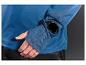 Un homme porte une veste bleue avec une montre connectée noire.