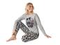 Femme en pyjama gris Mickey Mouse à pois.