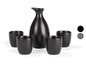 Un ensemble de saké noir avec une carafe et quatre verres.