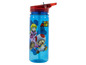 Une bouteille d'eau bleue avec une paille, avec des personnages de Super Mario.