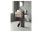 Brosse de toilette grise avec support dans une salle de bain moderne.
