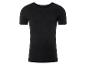 Un t-shirt noir à manches courtes.