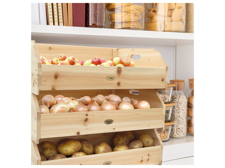Boîtes de rangement en bois avec des pommes, des oignons et des pommes de terre.