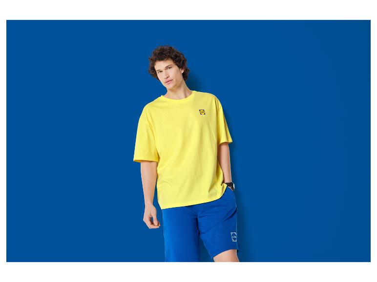 Homme en t-shirt jaune et short bleu avec le logo Lidl.