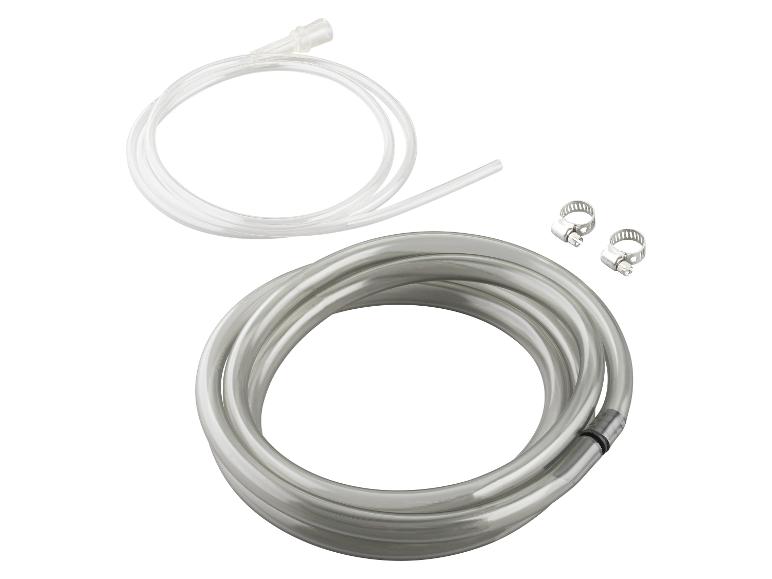 Deux tuyaux transparents et deux colliers de serrage métalliques sur fond blanc.