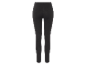 Pantalon noir ajusté.