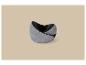 Oreiller de voyage ergonomique gris et noir sur fond beige.