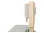 Jouet en bois en forme de balance avec des éléments en plastique.