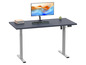 Un bureau bleu foncé avec un cadre relevable, un moniteur, un clavier et des livres.