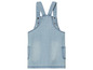 Une salopette en jean bleu clair pour bébé.