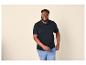 Homme souriant portant un polo noir et un jean bleu