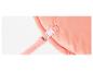 Un coussin rose avec une sangle douce et pelucheuse et une boucle.