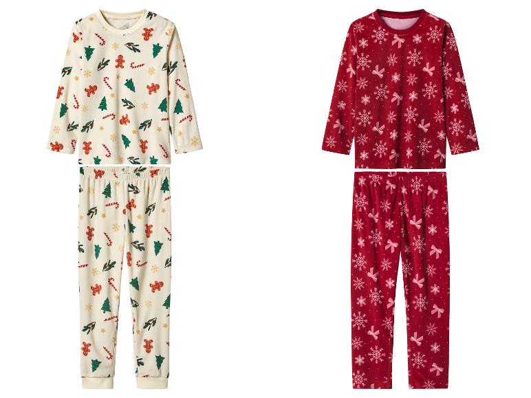 Deux ensembles de pyjamas de Noël : un crème avec des motifs festifs, un rouge avec des flocons et des nœuds.