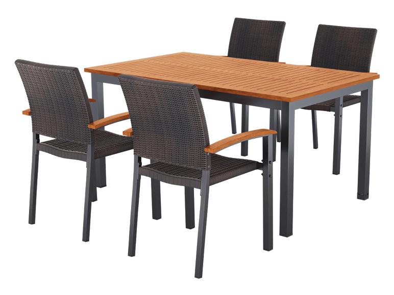 Ensemble de mobilier de jardin avec table rectangulaire à plateau en bois et quatre chaises en rotin.