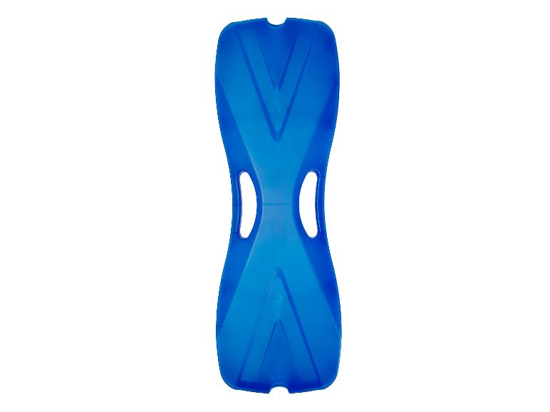 Une luge en plastique bleue pour enfants.