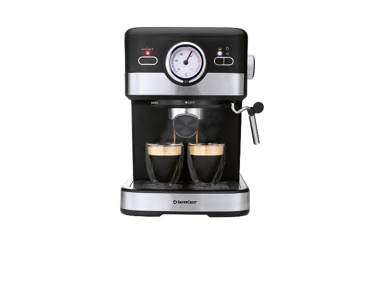 Machine à expresso noire et argentée versant du café dans deux tasses en verre.