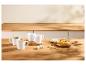 Tasses blanches avec boissons, tarte au citron et biscuits sur une table en bois.