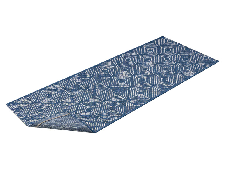 Un paillasson bleu avec un motif géométrique.