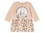Une robe rose Winnie l'ourson à manches longues avec un motif Winnie l'ourson.
