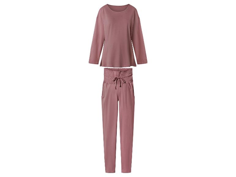 Ensemble de pyjama rose deux pièces avec haut à manches longues et pantalon.