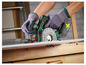 Une personne utilisant une scie circulaire Parkside pour couper du bois.