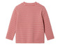 Un t-shirt à rayures roses à manches longues.