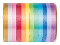 Rubans décoratifs multicolores enroulés sur une bobine, formant un dégradé arc-en-ciel.
