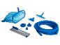 Kit nettoyage piscine : épuisette, brosse, tuyau et accessoires.