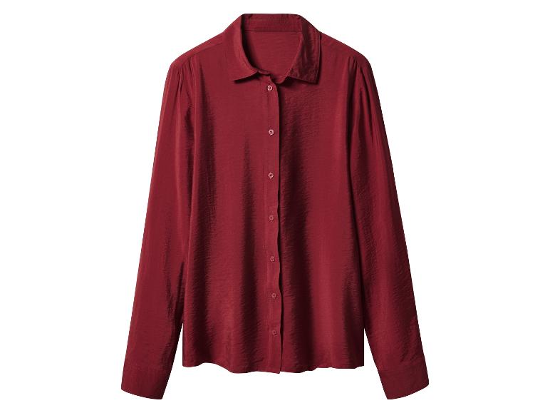 Chemise rouge à manches longues boutonnée sur fond blanc.