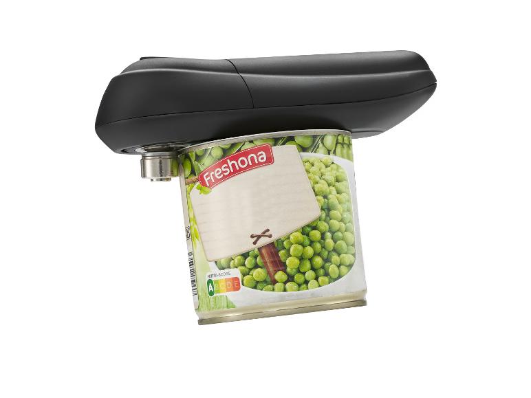 Ouvre-boîte électrique sur une boîte de petits pois avec Nutri-Score A.