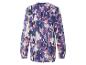 Une chemise violette avec un imprimé abstrait.