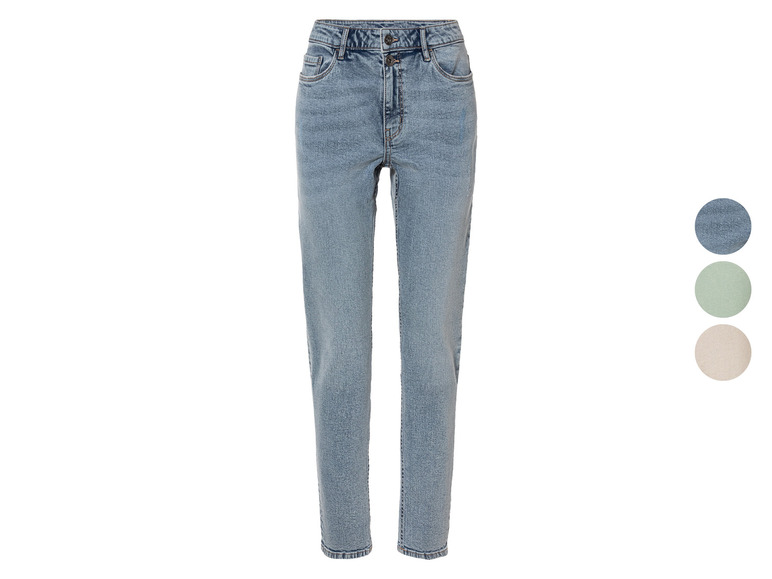 Un jean bleu clair à taille haute.