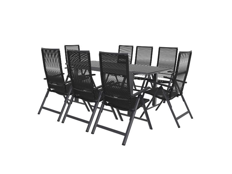 Ensemble de table et chaises de jardin : table rectangulaire et huit chaises pliantes en résine tressée noire.