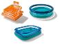 Chaise longue gonflable orange et deux piscines gonflables bleues et turquoises.