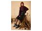Femme portant un pull bordeaux, une jupe en cuir noir et des bottes noires.