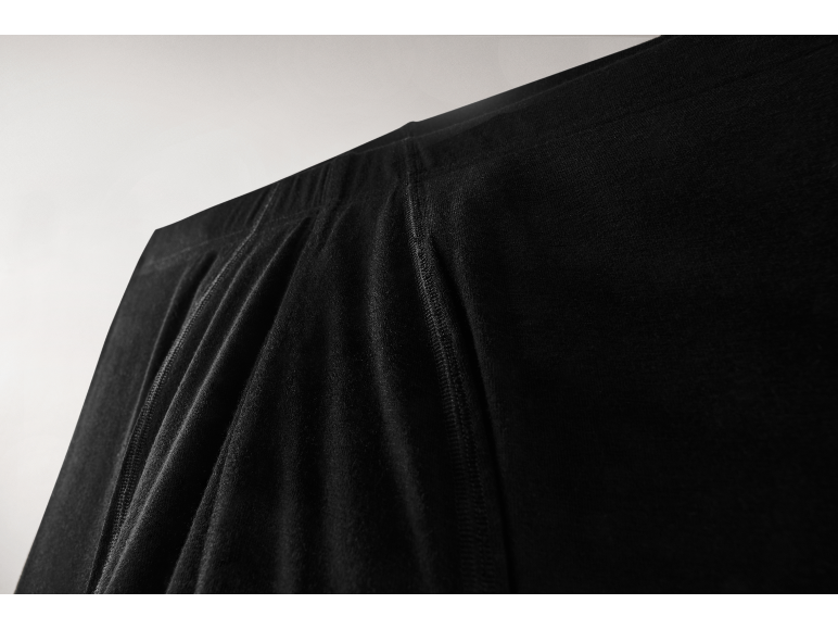 Gros plan sur le tissu d'un sous-vêtement thermique noir avec coutures plates