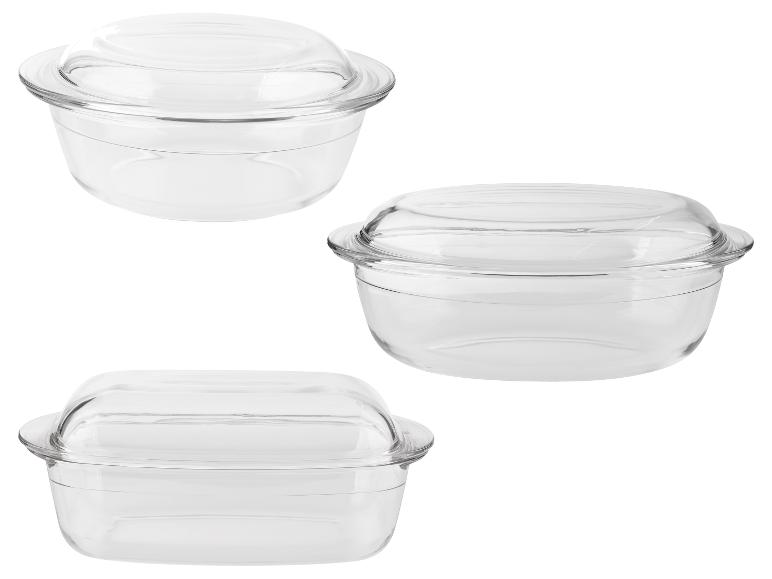 Trois plats de cuisson en verre transparent avec couvercles, de formes ronde et rectangulaire.