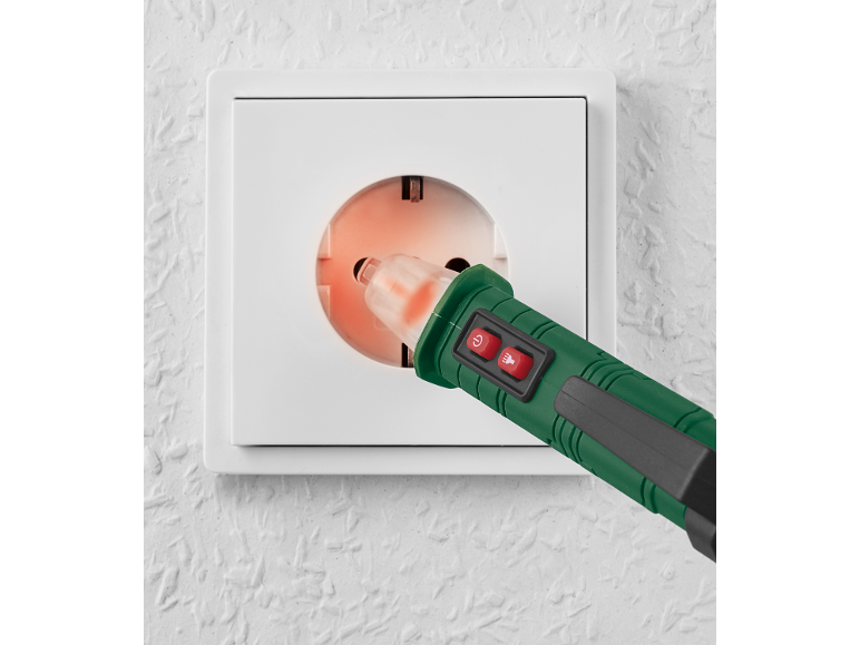 Un testeur de tension inséré dans une prise électrique.