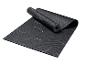 Tapis de yoga noir JetteSport, partiellement roulé, sur fond blanc.