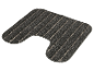 Un tapis de bain gris rayé.