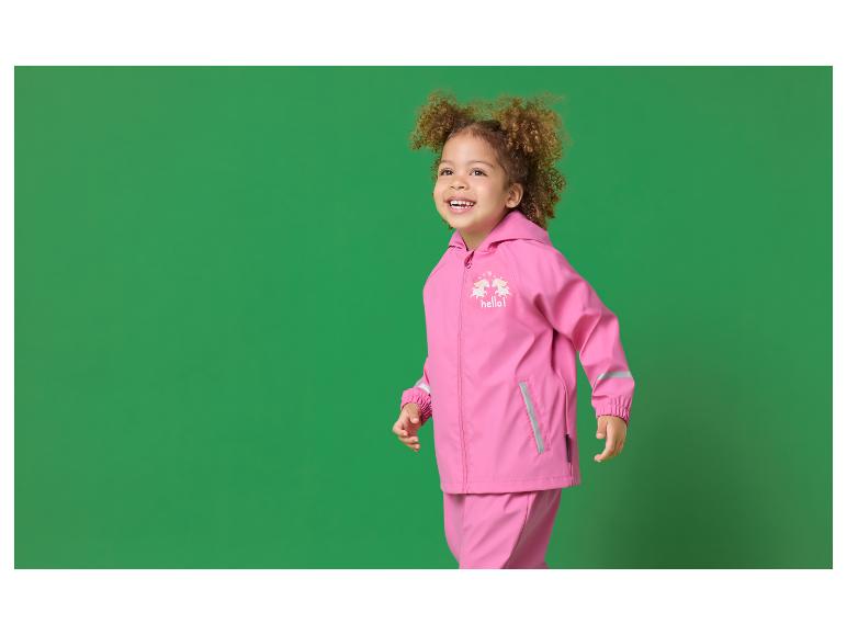 Petite fille en ensemble de pluie rose avec motif licorne et texte 'hello!'