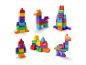Six figurines colorées différentes construites avec des briques de construction Mega Bloks.