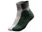Deux paires de chaussettes avec un motif géométrique vert et gris.