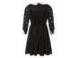 Robe noire avec col blanc et imprimé de toiles d'araignées sur les manches.