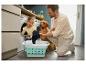 Une fille et son père font la lessive avec un chien.