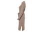 Une robe en tricot beige avec une ceinture.