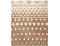 Couverture polaire avec motifs de Noël marron-beige, y compris des flocons de neige.