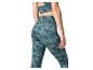Legging et haut de sport pour femme avec motif marbré vert-bleu.