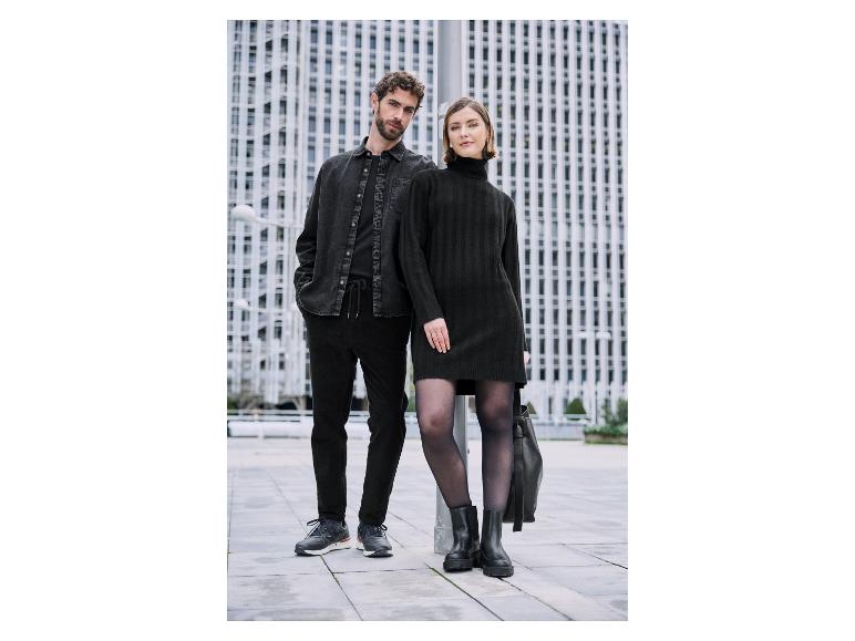 Couple élégant en vêtements noirs mode urbaine.